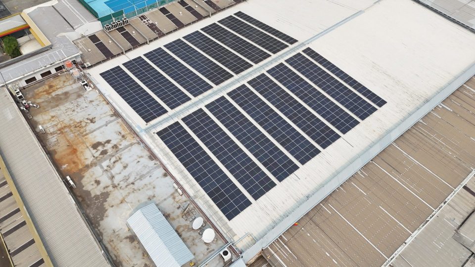 Cahaya Power Indonesia Bangun PLTS Atap di Tiga Gerai Depo Bangunan Berkapasitas 694,96 kWp