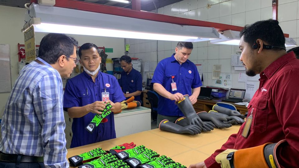 Perkuat Komitmen Keselamatan Kerja Industri Migas, PDC Inisiasi Safety Shoes dan Hand Glove