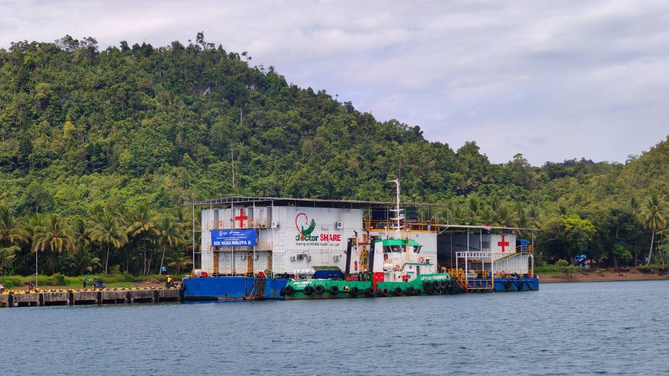 Berlayar Menjaga Asa Penghuni “Surga” Raja Ampat