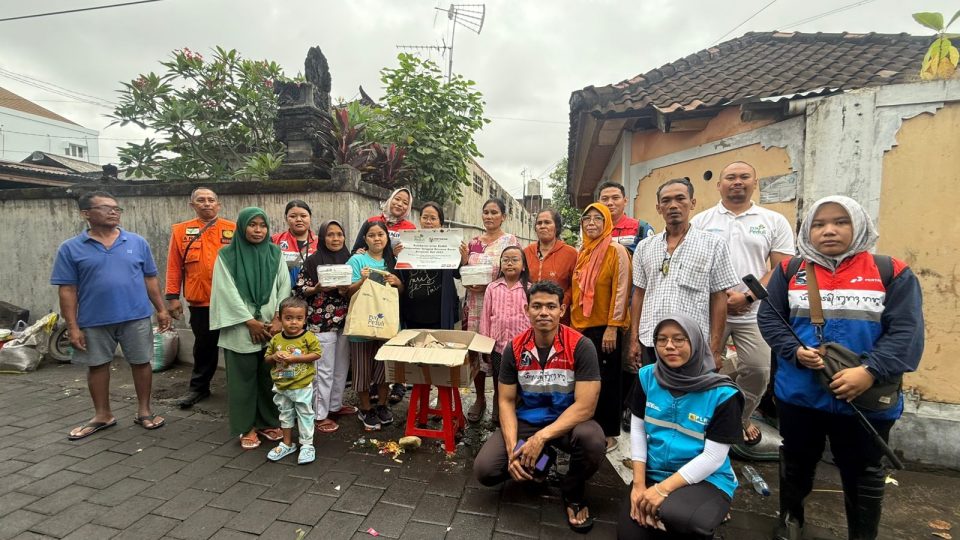 Selain Jaga Keandalan Pasokan Listrik, PLN IP Bergerak Bantu Masyarakat Terdampak Banjir Bali