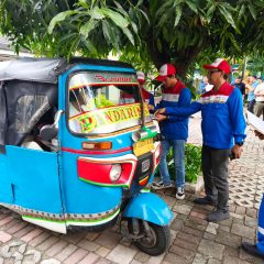 PGN Bagikan Paket Sembako untuk Komunitas Pengemudi Bajaj Gas