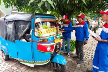 PGN Bagikan Paket Sembako untuk Komunitas Pengemudi Bajaj Gas