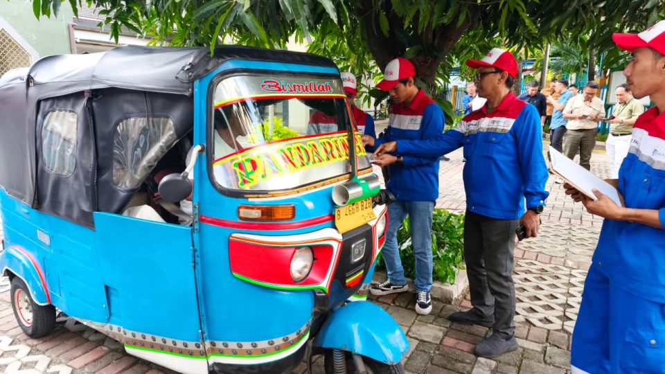 PGN Bagikan Paket Sembako untuk Komunitas Pengemudi Bajaj Gas
