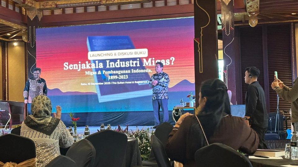 Santri Luncurkan Buku Migas