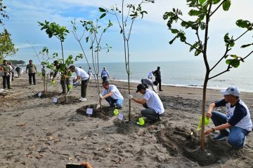 Aksi Bersih Pantai, PGN Angkut 1,1 Ton Sampah dari Tanjung Pasir Banten