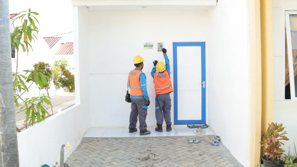 PLN Sambung Listrik Gratis Bagi 93 KK di Kampung Nelayan Indramayu