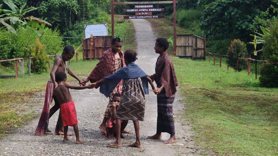 Jaga Burung dari “Surga”, Berkah Menanti Suku Moi Kelim dan Kampung Malasigi