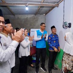 Gotong Royong Sambung Listrik Demi Nyalakan Harapan
