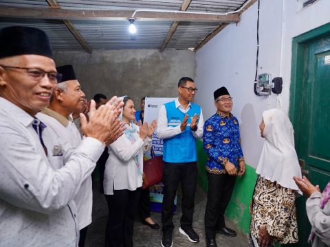 Gotong Royong Sambung Listrik Demi Nyalakan Harapan