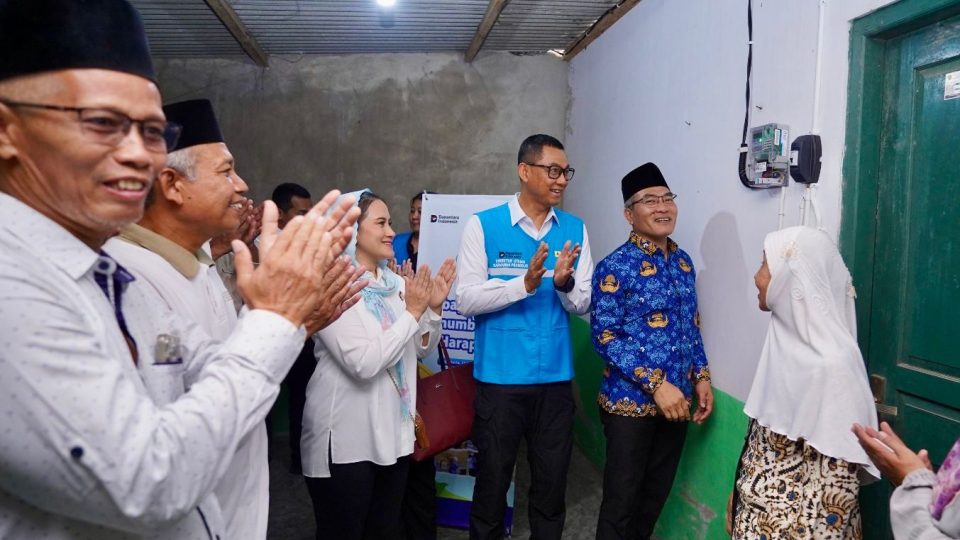 Gotong Royong Sambung Listrik Demi Nyalakan Harapan