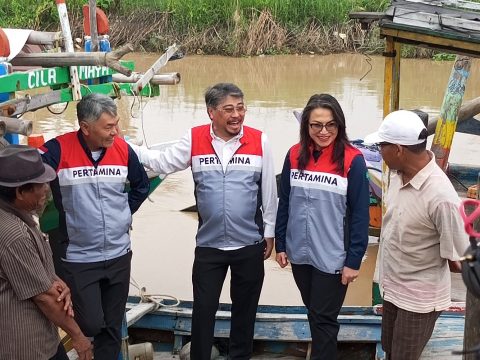 Lampu Tenaga Surya Pertamina NRE Dorong Produktivitas Nelayan Cilamaya
