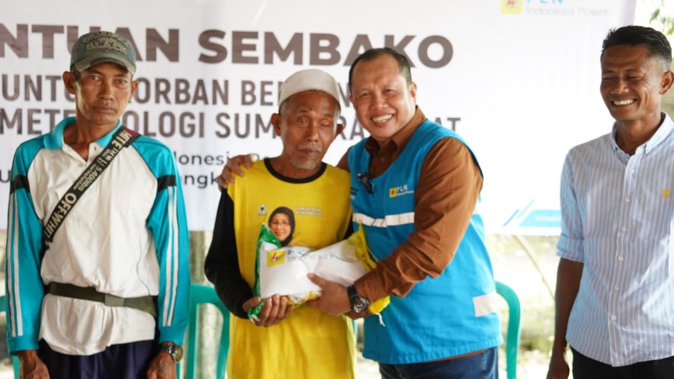 PLN Indonesia Power Garda Terdepan Alirkan Bantuan Sekitar Area Dua Pembangkit Listrik di Sumatera Barat