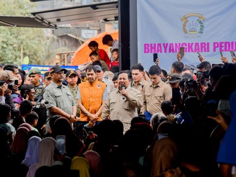 Kala Presiden Prabowo Ingatkan Bahaya Kerusakan Lingkungan ke Korban Bencana di Sumatra