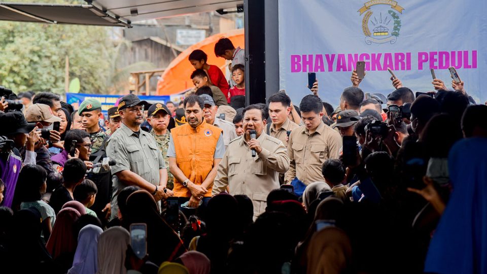 Kala Presiden Prabowo Ingatkan Bahaya Kerusakan Lingkungan ke Korban Bencana di Sumatra