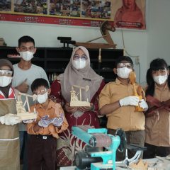 Ukiran Kayu Tangan Istimewa: Kisah Pengabdian Emdita Membangun Asa