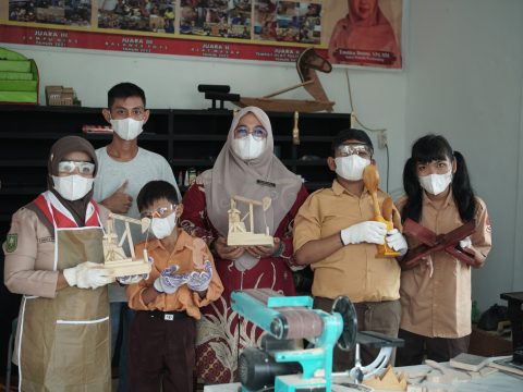 Ukiran Kayu Tangan Istimewa: Kisah Pengabdian Emdita Membangun Asa