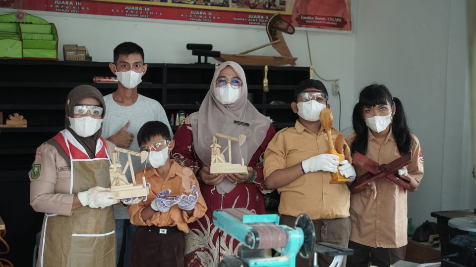 Ukiran Kayu Tangan Istimewa: Kisah Pengabdian Emdita Membangun Asa