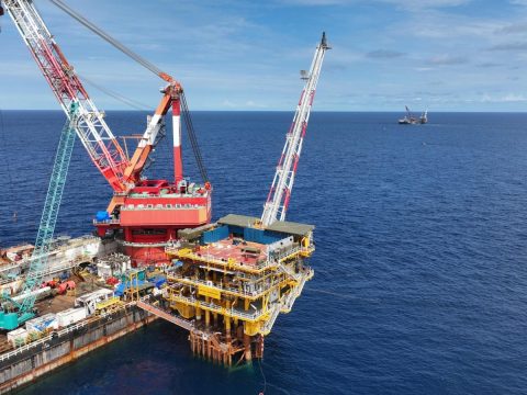 Jacket dan Topside Platform Offshore Proyek Manpatu Berbobot 1.000 Ton Selesai Dipasang