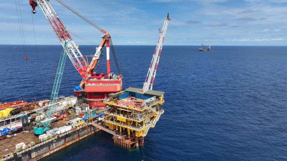 Jacket dan Topside Platform Offshore Proyek Manpatu Berbobot 1.000 Ton Selesai Dipasang