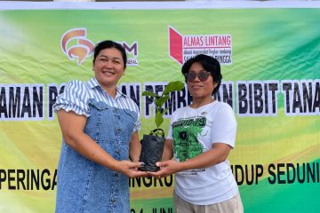 DPM Serahkan Bibit Kopi dan Kemiri Kepada Petani   di Desa Longkotan