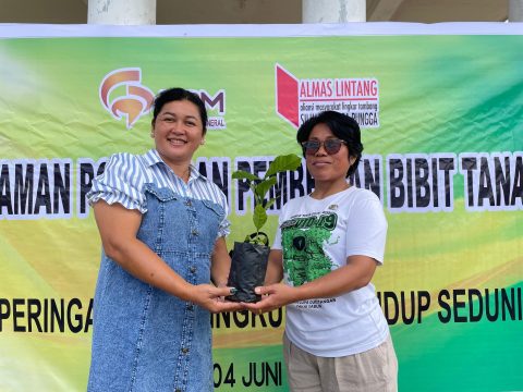 DPM Serahkan Bibit Kopi dan Kemiri Kepada Petani   di Desa Longkotan
