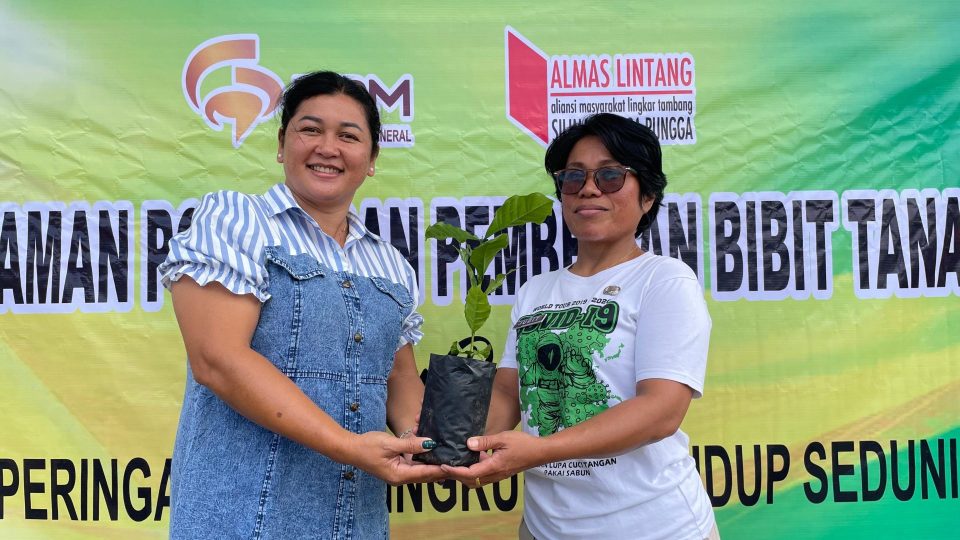 DPM Serahkan Bibit Kopi dan Kemiri Kepada Petani   di Desa Longkotan