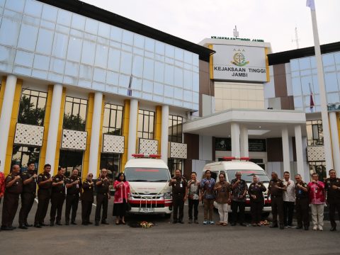 PetroChina Serahkan Ambulans untuk Operasional RS Adhyaksa Jambi