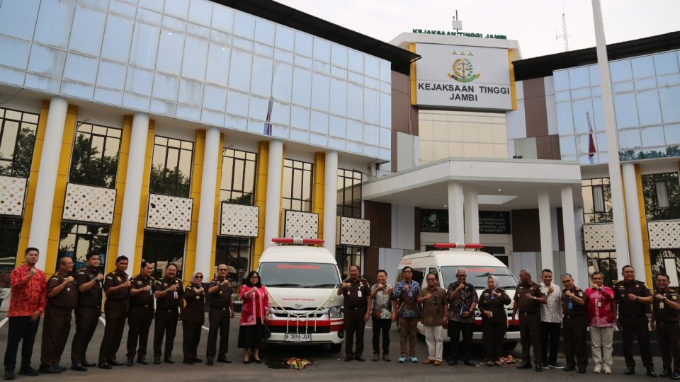 PetroChina Serahkan Ambulans untuk Operasional RS Adhyaksa Jambi
