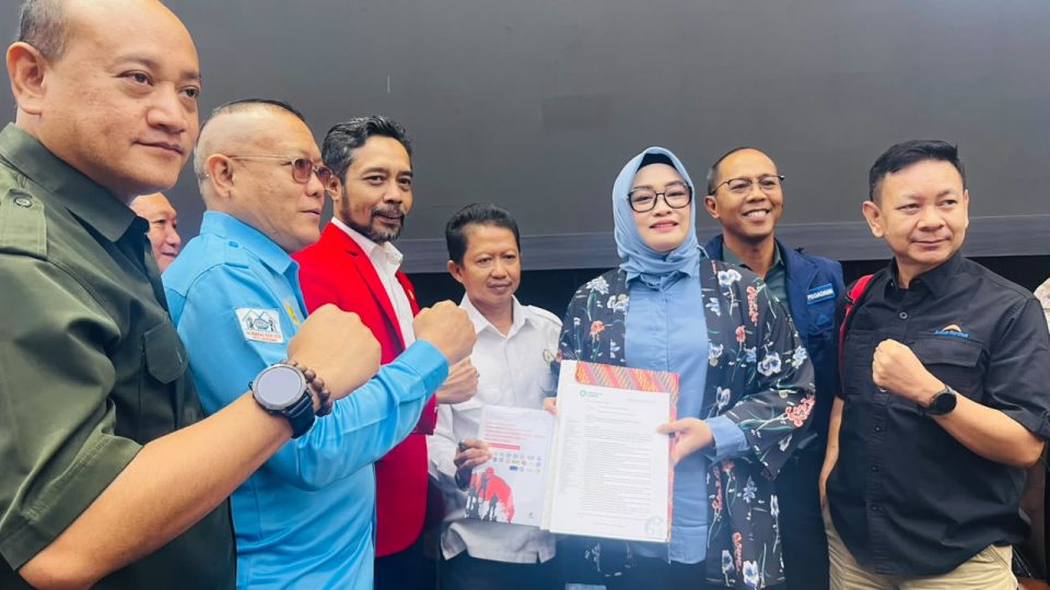 Serikat Pekerja PLN dan Forkom BUMN Serahkan Rekomendasi RUU Ketenagakerjaan ke DPR RI