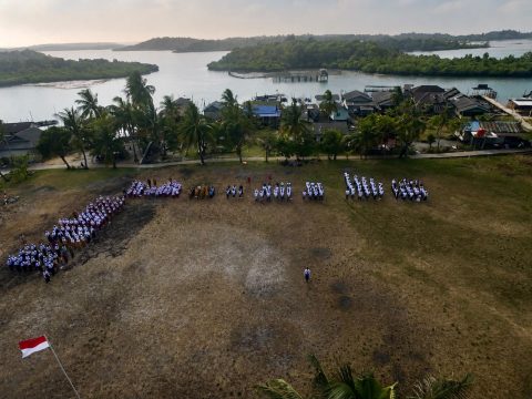 Energi Bersih Pertamina NRE Hidupkan Perayaan Kemerdekaan RI di Pulau Sembur