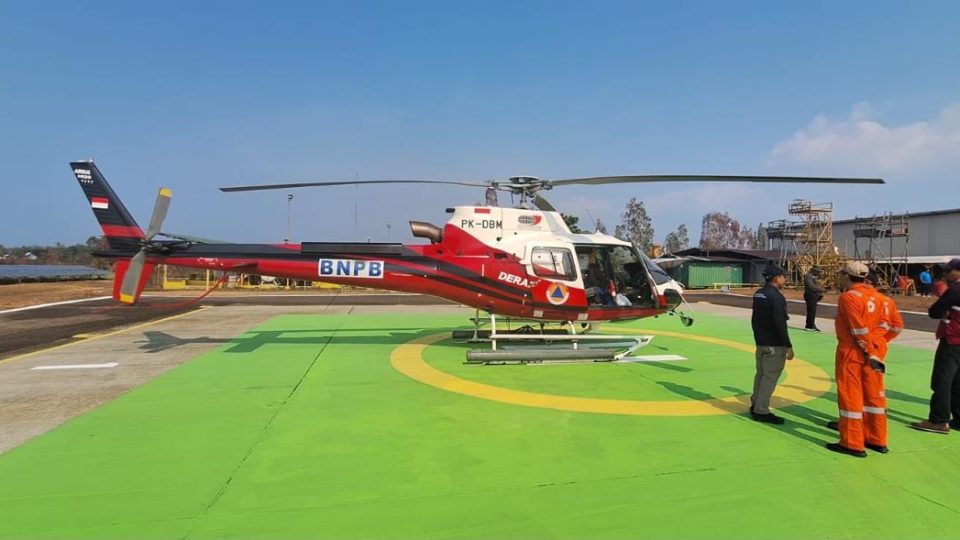 Helikopter BNPB Tiba, Pemadaman Karhutla di sekitar Kilang LNG Tangguh Dilakukan dari Udara