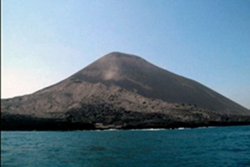 Badan Geologi Turunkan Status Gunung Anak Krakatau Jadi Waspada