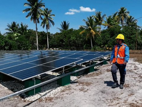 PLTS PLN Hadirkan Listrik 24 Jam untuk Warga Pulau Rengit