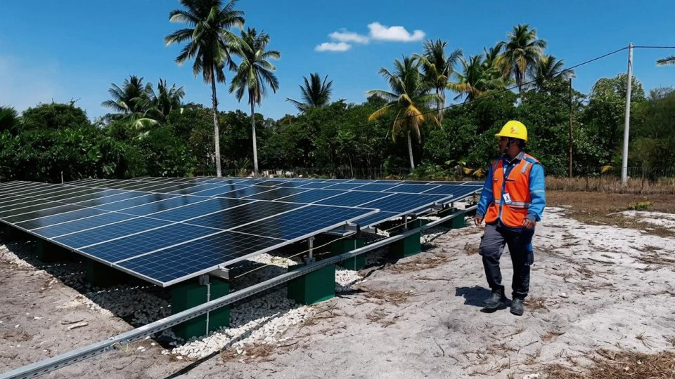PLTS PLN Hadirkan Listrik 24 Jam untuk Warga Pulau Rengit