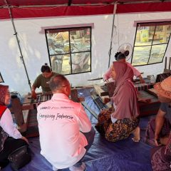 Pertamina Serahkan Bantuan 45 Alat Tenun Bagi Perajin Desa Adat Sade