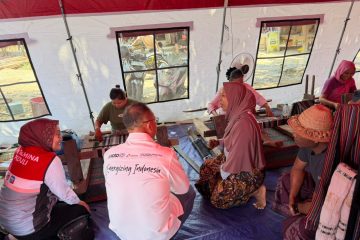 Pertamina Serahkan Bantuan 45 Alat Tenun Bagi Perajin Desa Adat Sade