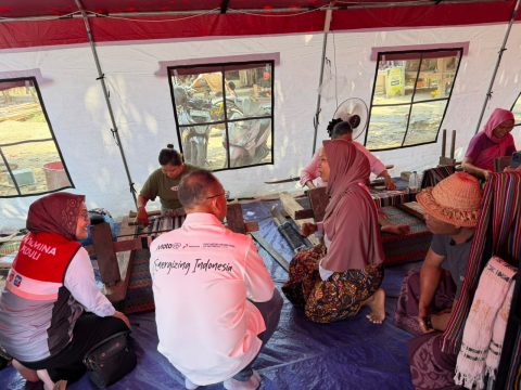 Pertamina Serahkan Bantuan 45 Alat Tenun Bagi Perajin Desa Adat Sade