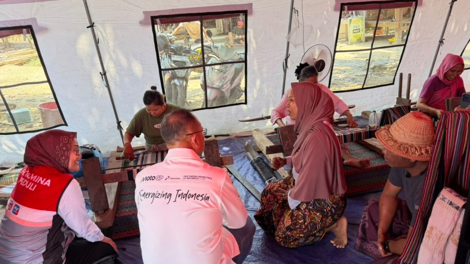 Pertamina Serahkan Bantuan 45 Alat Tenun Bagi Perajin Desa Adat Sade